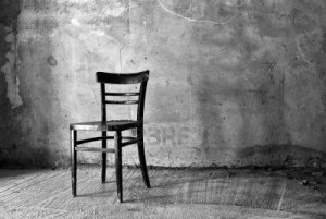 16221079-vintage-vecchia-sedia-di-legno-nero-in-interno-grungy-la-solitudine-straniamento-concetto-alienazion